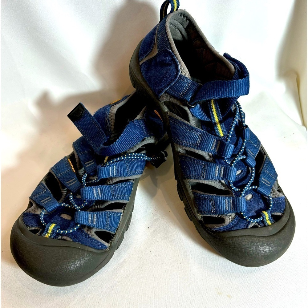 KEEN Sz 6 Newport 2  Rubber Toe Cap Bungee Closure Waterproof Slip On Sandals